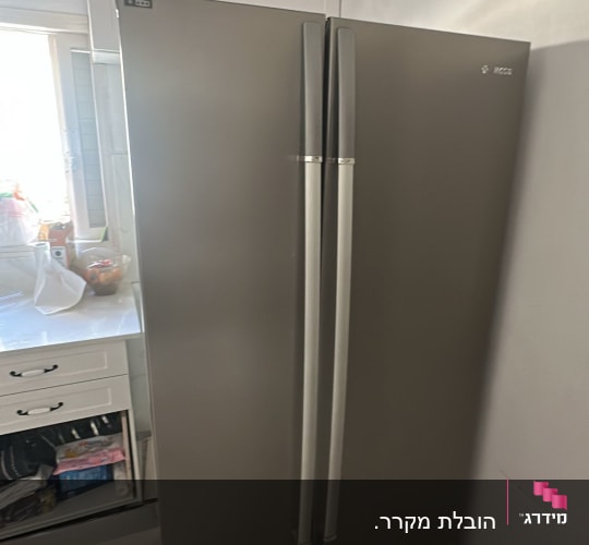 מקרר גדול במטבח עם ארונות לבנים